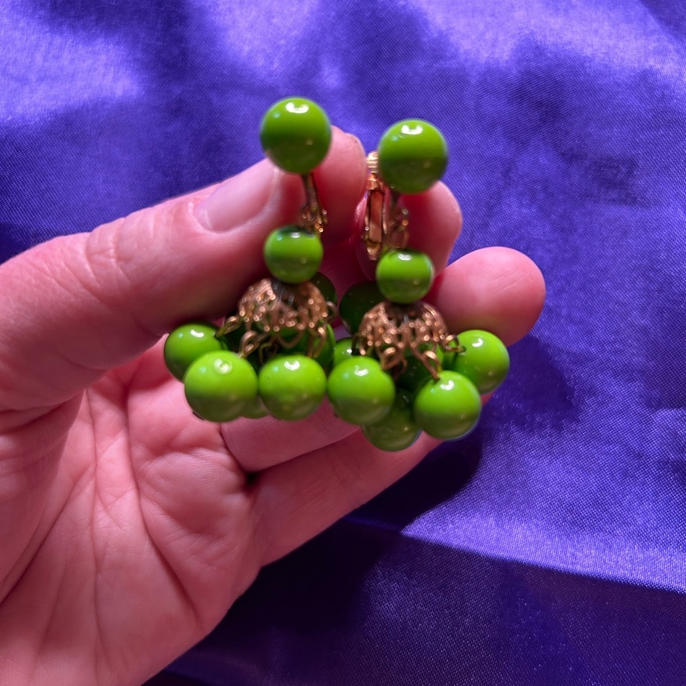 VTG unbranded Lime Green Plastic Bead Clip earrings. - Picture 5 of 6